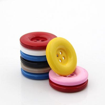 Fábrica Oeko-tex Venda por atacado Acessórios de vestuário Moda 4 buracos Botão de plástico Botões de roupa Botões de resina